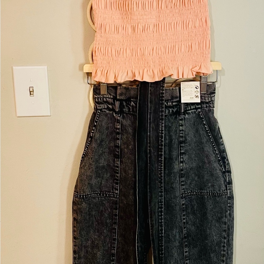 Cami scrunchy top and black ash wash pants.